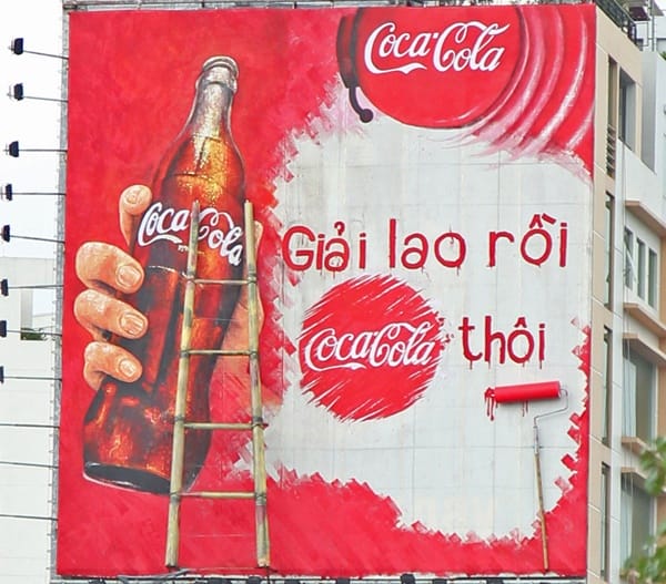 Sắc đỏ Coca Cola lan tỏa khắp mọi khu phố