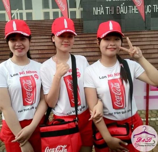 Mẫu đồng phục coca cola có màu trắng đỏ