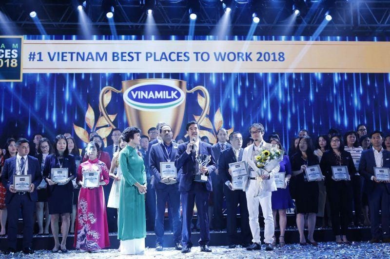 Ong Nguyen Quoc Khanh Giam Doc Dieu Hanh Vinamilk Nhan Giai Thuong Top 100 Noi Lam Viec Tot Nhat Nam 2018